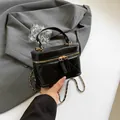 Mini borsa a secchiello nera trapuntata con catena dorata e doppia chiusura lampo - Nero