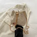 Sac seau tissé beige minimaliste avec broderie marguerite et détail élégant en perles - Blanc Cassé