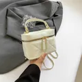 Elegante borsa a secchiello trapuntata crema con catena dorata e doppia cerniera lampo - Bianco