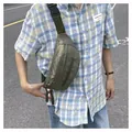 Gros plan du sac de poitrine en nylon vert militaire avec broderie et double zip - Vert