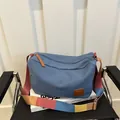 Sac bandoulière rétro en toile bleue avec sangle colorée et détails en cuir - Bleu clair
