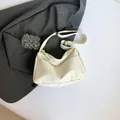 Bolso bandolera minimalista de nailon beige con correa ajustable y diseño vintage chic - Blanco