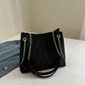 Borsa tote nera a pieghe con goffratura FASHION e tracolla a catena dorata - Nero