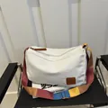 Sac bandoulière en toile blanche avec bandoulière en nylon coloré et patch en cuir marron - Blanc