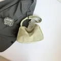 Bolso tote verde claro minimalista con textura arrugada y correa de hombro ajustable - Verde