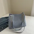 Borsa tote celeste in ecopelle con goffratura FASHION e catena dorata - Blu