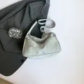 Bolso bandolera gris claro con textura de nube y correa ajustable de moda actual - Plateado