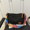 Sac bandoulière minimaliste en toile noire avec une large sangle en textile multicolore - Noir
