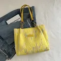 Sac fourre-tout jaune avec matelassage en losange et broderies de vagues multicolores - Jaune