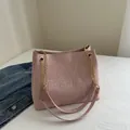Grande borsa tote rosa con scritta FASHION a rilievo e tracolla in pelle PU e catena - Rosa