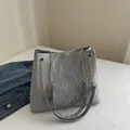 Grand sac cabas argenté métallisé avec texture plissée et bandoulière dorée - Argent