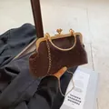 Borsa vintage in velluto marrone con perle, manici dorati e tracolla a catena d'oro - Marrone