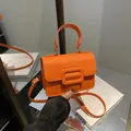 Mini borsa a tracolla arancione con fibbia quadrata decorativa e tracolla regolabile - Arancione