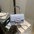 Piccola borsa a mano celeste in ecopelle opaca con grande fibbia quadrata ornamentale - Blu