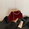 Elegante borsa a conchiglia in velluto bordeaux con perle e manico in metallo dorato - Rosso