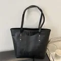 Borsa tote nera da donna con trama ondulata verticale e rivetti in metallo dorato - Nero