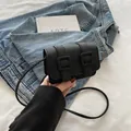 Zwarte crossbodytas met krokodillenreliëf en decoratieve riemdetails voor vrouwen - Zwart
