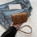 Bruine retro mini crossbodytas met krokodillentextuur en dubbele decoratieve gespen - Bruin