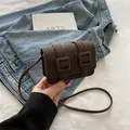 Bruine mini crossbodytas met krokodillenprint en vintage dubbele gesp detail - Koffie
