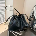 Μινιμαλιστική μαύρη δερμάτινη τσάντα bucket με κορδόνι και ασημένια λεπτομέρεια φιόγκου - Μαύρο
