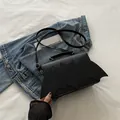 Gothic handtas met vleermuisvleugel flap van zwart kunstleer met handvat bovenop - Zwart