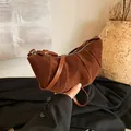 Borsa a tracolla a mezzaluna in camoscio marrone scuro con pieghe e cinturino sottile - Marrone