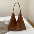 Bolso tote retro de cuero suave marrón con gran capacidad y silueta triangular moderna - Marrón