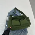Bolso tote minimalista en lona verde oscuro con bolsillos y correa ancha ajustable - Verde
