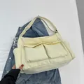 Bolso tote de lona beige con prácticos bolsillos frontales y correa ajustable - Blanco Roto