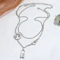 Detalles de un collar plateado de doble capa con colgante de nácar y cierre - Estilo Broche OT Candado (WXL633)