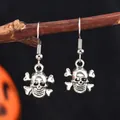 Vue détaillée de boucles d'oreilles tête de mort en argent vieilli sur une branche - Tête de Mort 3D Avec Os Croisés (WEH6264)