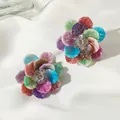 Detalle de pendientes de flores de resina colorida con cuentas doradas en satén - Pendientes de flores 3D (WEH6108) / Un par / Multicolor