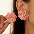 Pendientes de flores rosas nacaradas con pétalos de resina y cuentas de cristal centrales - Rosa (WEH6108)