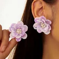 Elegantes pendientes de flores lavanda con pétalos en capas y centros de perlas blancas - Púrpura (WEH6108)
