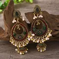 Vintage Jhumka Ohrringe aus goldener Legierung mit roten grünen Perlen und Weiß - Rot-Grün Falscher Edelstein Antikgold-Stil (weh5457)