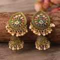 Makro-Detail von indischen Jhumka-Ohrringen mit Emaille-Blumen und Perlenquasten - Bunter Emaille Blumen Antikgold-Stil (weh6023)