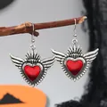 Gothische Silberohrringe mit rotem Herz und Flügeln auf Vintage-Zweig präsentiert - Rotes Herz Stachelige Flügel Stil (WEH6257)