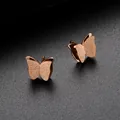 Dettaglio orecchini a farfalla in oro rosa con strati con finitura satinata e lucida - Oro rosa