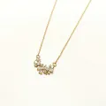 Collana a catena dorata con tre ciondoli a fiore in strass su sfondo color crema - Fiore a Cinque Petali Farfalla