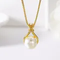 Elegante collana in acciaio al titanio dorato con perla bianca e micro diamanti incastonati - Stile Perla Artificiale / Borsa della Fortuna con Perla Artificiale