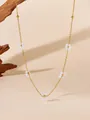 Dettaglio della collana dorata in titanio con ciondoli a margherita in piccole perle bianche - Collana con Cinque Fiori di Imitazione Perla / Oro