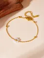 Dettaglio del braccialetto a margherita in acciaio inossidabile dorato con perline bianche - Bracciale con Singolo Fiore di Imitazione Perla / Oro