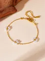 Dettaglio del bracciale dorato con fiori di perle e targhetta incisa S.STEEL - Bracciale con Tre Fiori di Imitazione Perla / Oro