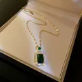 Macrobeeld van smaragdgroene kristallen hanger ketting in een crèmekleurig doosje - 19# Goudkleurige groene vierkante ketting