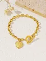 Gouden armband met OT-sluiting en hartvormige hanger letter U op witte achtergrond - Hart Letter U / Goud