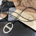 Unregelmäßige silberne Titanstahl-Gliederkette an langer schwarzer Lederkordel - Silberner Schweinenasen-Stil