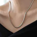Collier chaîne serpent en argent poli pour femme sur un décolleté noir minimaliste - 50cm+5cm / Argent