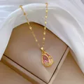 Elegante collana a tulipano dorata con pendente in cristallo rosa a goccia su seta bianca - Tulipano in zircone rosa / Oro