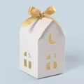 Weiße Geschenkbox in Hausform mit hohlem Mondfenster und goldener Satinschleife - Weiße Hausform Hohl Stil (HB0015) / Standard Spezifikation
