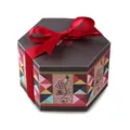 Dettaglio scatola regalo esagonale con motivi floreali e nastro di raso rosso sopra - Scatola Senza Accessori / Peonia con Parte Superiore Nera